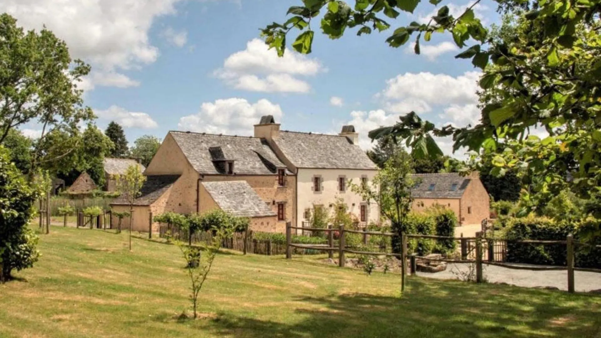 Domaine De Linguinou Piscine Et Spa Commana